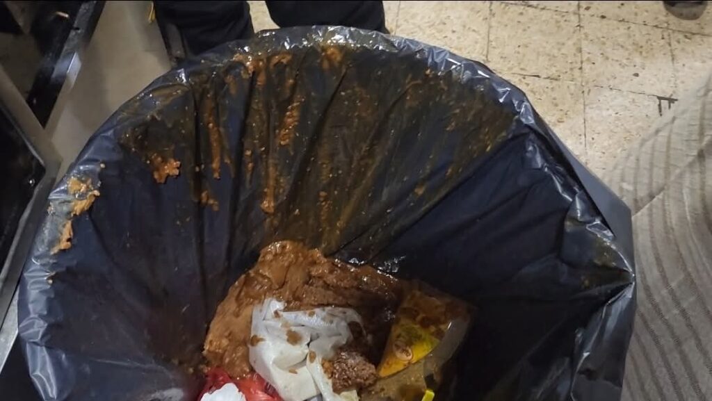 الإصحاح البيئي يضبط 7 مطاعم مخالفة في حملة مفاجئة بالشرج والمكلا الإصحاح البيئي يضبط 7 مطاعم مخالفة في حملة مفاجئة بالشرج والمكلا