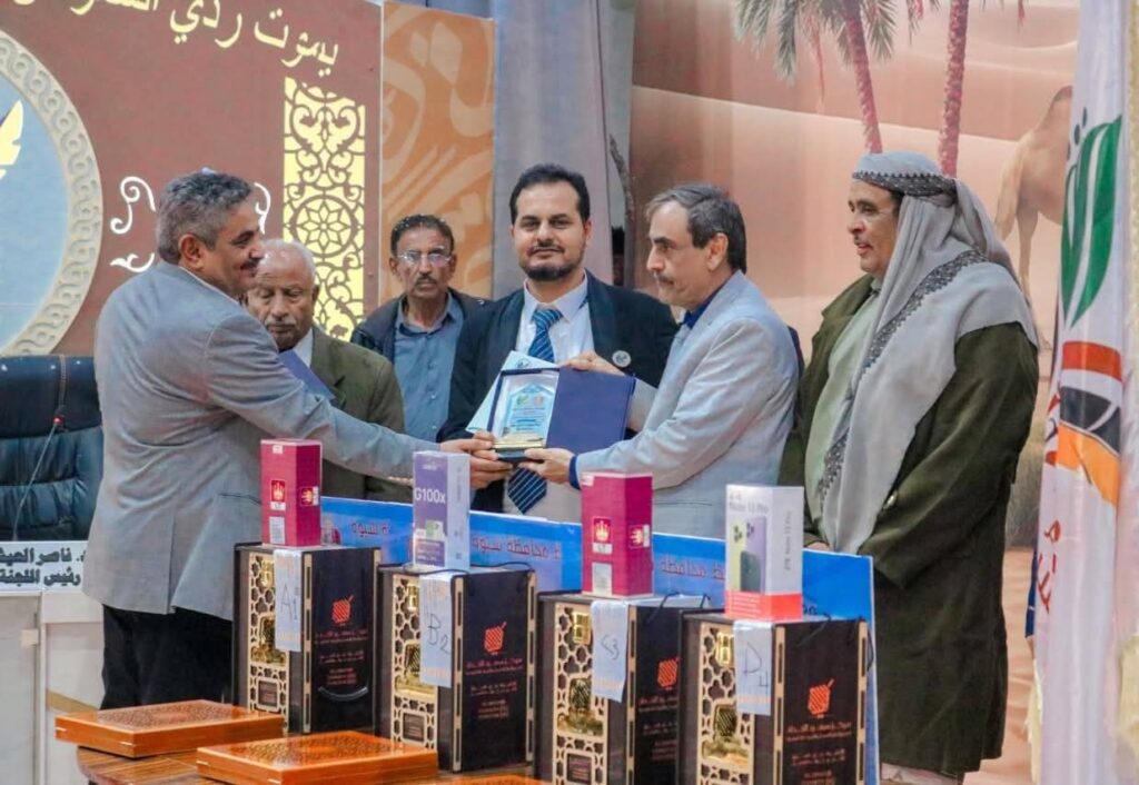 برعاية المحافظ بن الوزير" اختتام النسخة الرابعة من منافسات "شاعر شبوة" وتكريم الفائزين . برعاية المحافظ بن الوزير" اختتام النسخة الرابعة من منافسات "شاعر شبوة" وتكريم الفائزين .