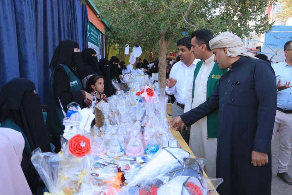 “ائتلاف الخير” يدشن في مأرب بازار التمكين المهني لمنتجات 90 مستفيدة بتمويل من مركز الملك سلمان. “ائتلاف الخير” يدشن في مأرب بازار التمكين المهني لمنتجات 90 مستفيدة بتمويل من مركز الملك سلمان.