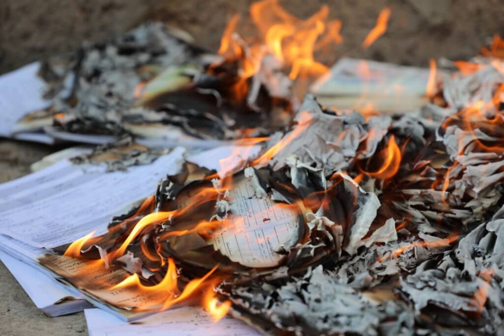 رئاسة مصلحة الأحوال المدنية تتلف أوراقاً ثبوتية ضبطت أثناء تهريبها من مناطق ميليشيات الحوثي الارهابية رئاسة مصلحة الأحوال المدنية تتلف أوراقاً ثبوتية ضبطت أثناء تهريبها من مناطق ميليشيات الحوثي الارهابية