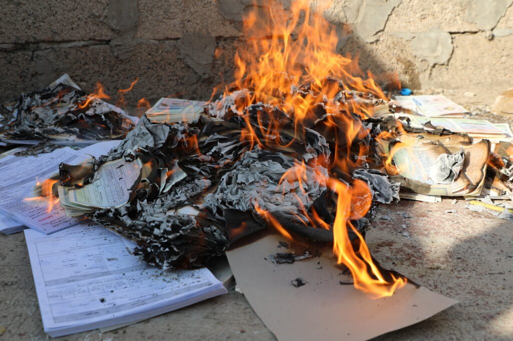 رئاسة مصلحة الأحوال المدنية تتلف أوراقاً ثبوتية ضبطت أثناء تهريبها من مناطق ميليشيات الحوثي الارهابية رئاسة مصلحة الأحوال المدنية تتلف أوراقاً ثبوتية ضبطت أثناء تهريبها من مناطق ميليشيات الحوثي الارهابية