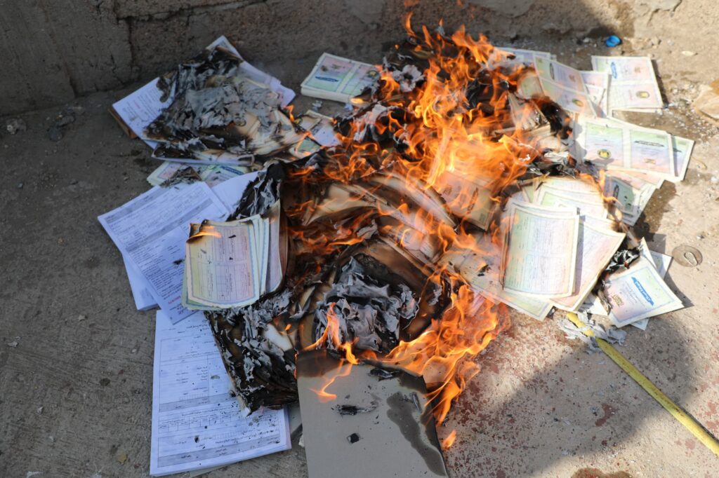 رئاسة مصلحة الأحوال المدنية تتلف أوراقاً ثبوتية ضبطت أثناء تهريبها من مناطق ميليشيات الحوثي الارهابية رئاسة مصلحة الأحوال المدنية تتلف أوراقاً ثبوتية ضبطت أثناء تهريبها من مناطق ميليشيات الحوثي الارهابية