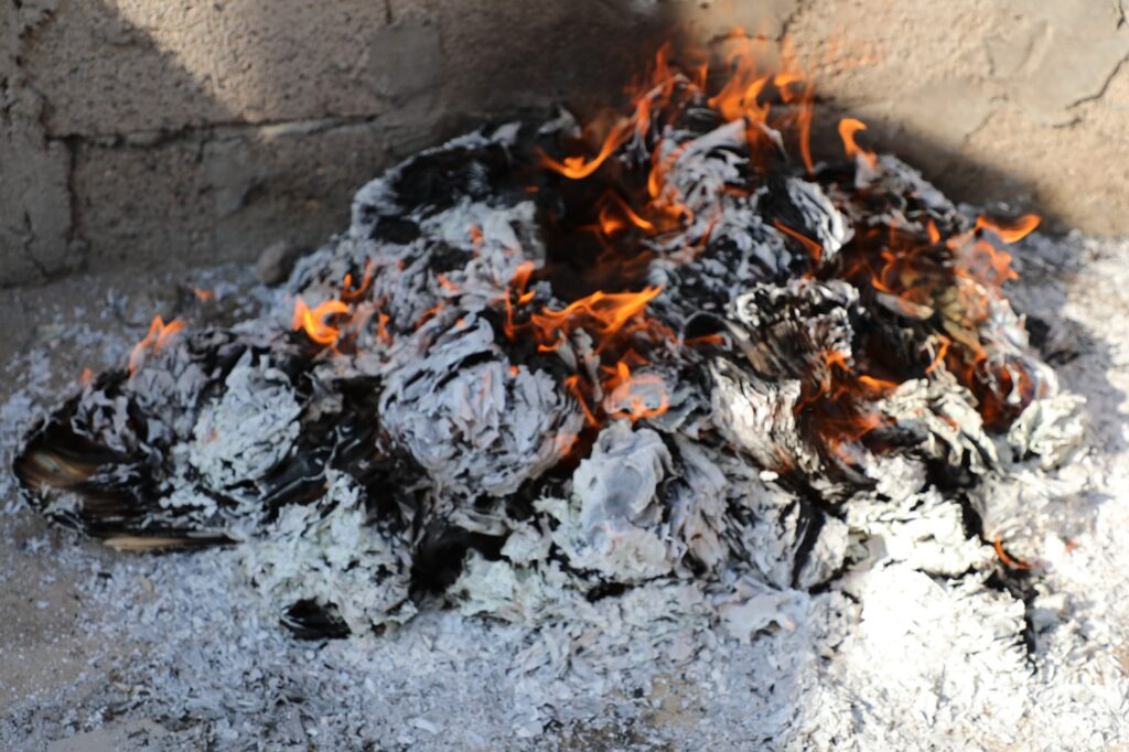 رئاسة مصلحة الأحوال المدنية تتلف أوراقاً ثبوتية ضبطت أثناء تهريبها من مناطق ميليشيات الحوثي الارهابية رئاسة مصلحة الأحوال المدنية تتلف أوراقاً ثبوتية ضبطت أثناء تهريبها من مناطق ميليشيات الحوثي الارهابية