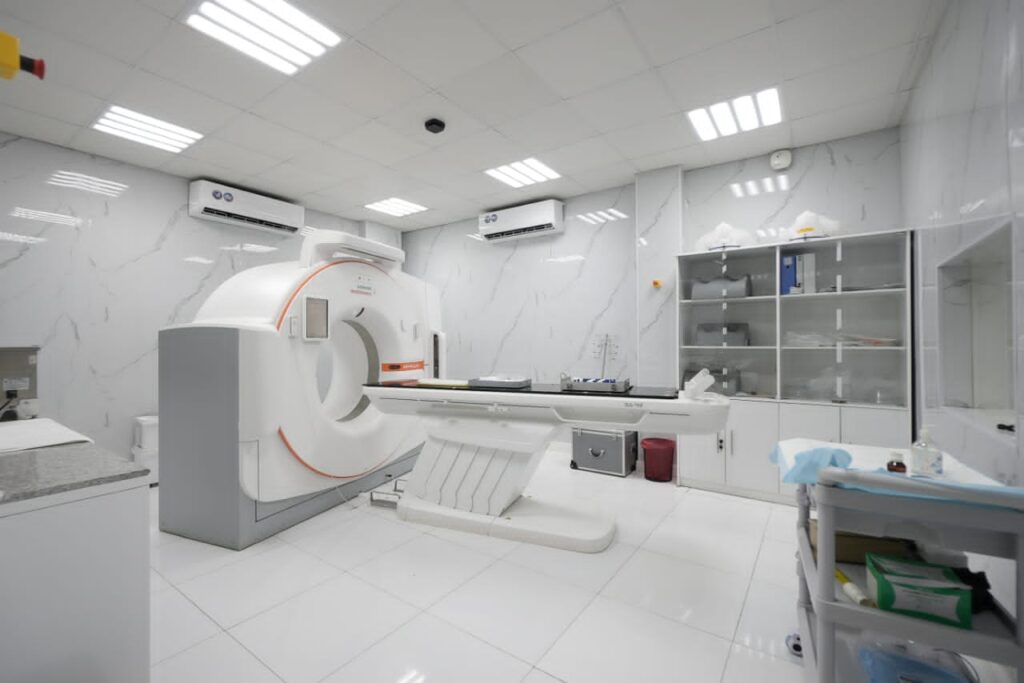 محافظ حضرموت يدشن أحدث وحدة للعلاج الإشعاعي الداخلي بمركز المكلا للعلاج الإشعاعي محافظ حضرموت يدشن أحدث وحدة للعلاج الإشعاعي الداخلي بمركز المكلا للعلاج الإشعاعي