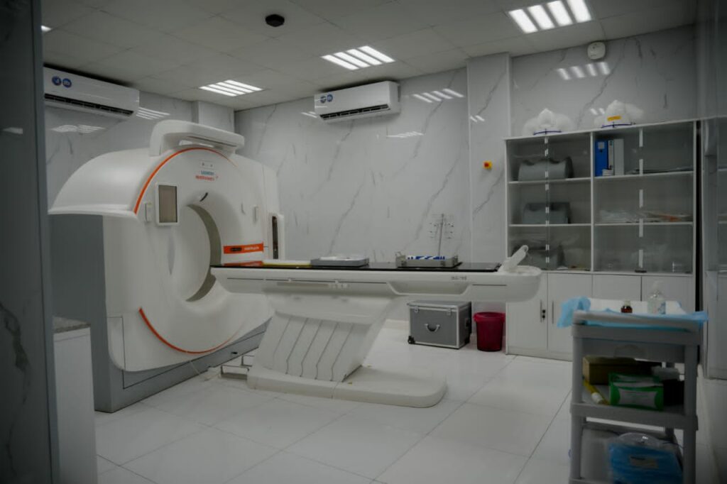 محافظ حضرموت يدشن أحدث وحدة للعلاج الإشعاعي الداخلي بمركز المكلا للعلاج الإشعاعي محافظ حضرموت يدشن أحدث وحدة للعلاج الإشعاعي الداخلي بمركز المكلا للعلاج الإشعاعي