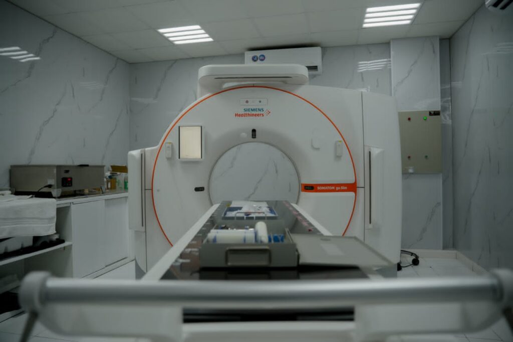 محافظ حضرموت يدشن أحدث وحدة للعلاج الإشعاعي الداخلي بمركز المكلا للعلاج الإشعاعي محافظ حضرموت يدشن أحدث وحدة للعلاج الإشعاعي الداخلي بمركز المكلا للعلاج الإشعاعي