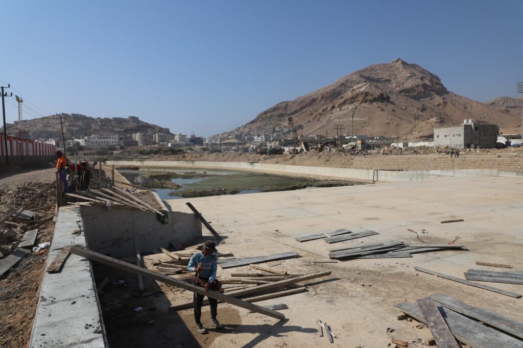 محافظ حضرموت يتفقّد جسر المنورة في المكلا بتصاميم تجمع بين الكفاءة وسرعة التنفيذ ويطلع على مستوى الانجاز في المرحلة الثانية لخور المكلا محافظ حضرموت يتفقّد جسر المنورة في المكلا بتصاميم تجمع بين الكفاءة وسرعة التنفيذ ويطلع على مستوى الانجاز في المرحلة الثانية لخور المكلا