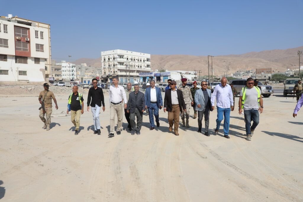 محافظ حضرموت يتفقّد جسر المنورة في المكلا بتصاميم تجمع بين الكفاءة وسرعة التنفيذ ويطلع على مستوى الانجاز في المرحلة الثانية لخور المكلا محافظ حضرموت يتفقّد جسر المنورة في المكلا بتصاميم تجمع بين الكفاءة وسرعة التنفيذ ويطلع على مستوى الانجاز في المرحلة الثانية لخور المكلا