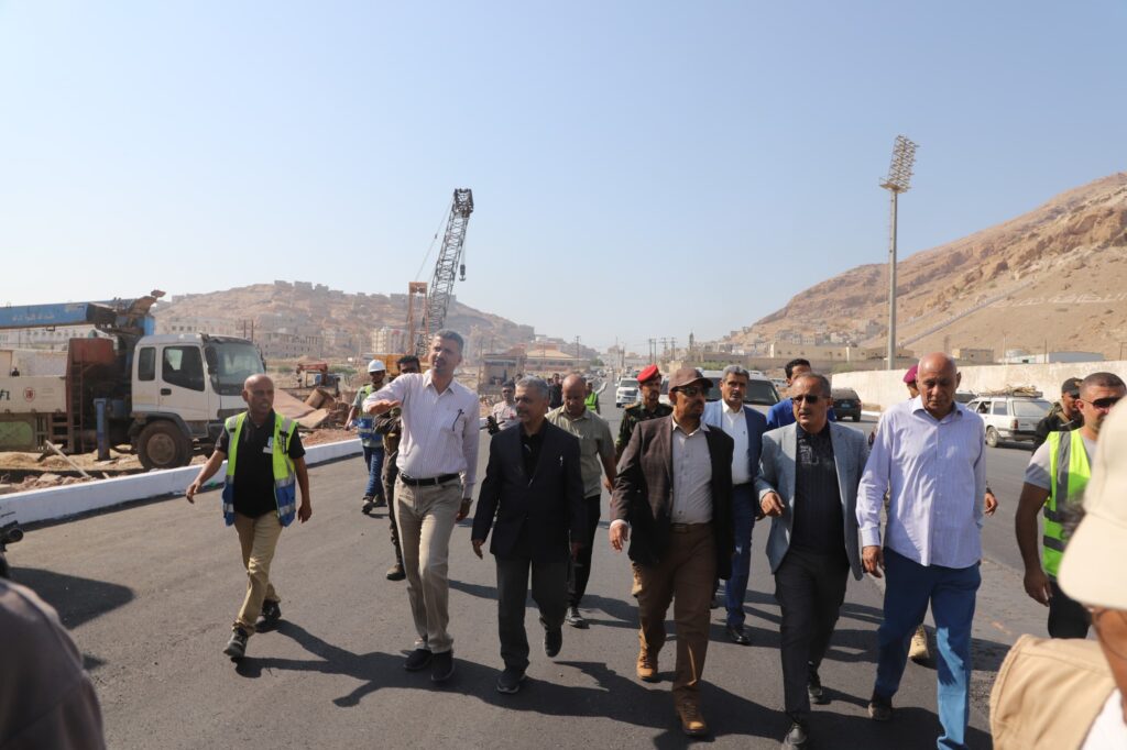 محافظ حضرموت يتفقّد جسر المنورة في المكلا بتصاميم تجمع بين الكفاءة وسرعة التنفيذ ويطلع على مستوى الانجاز في المرحلة الثانية لخور المكلا محافظ حضرموت يتفقّد جسر المنورة في المكلا بتصاميم تجمع بين الكفاءة وسرعة التنفيذ ويطلع على مستوى الانجاز في المرحلة الثانية لخور المكلا