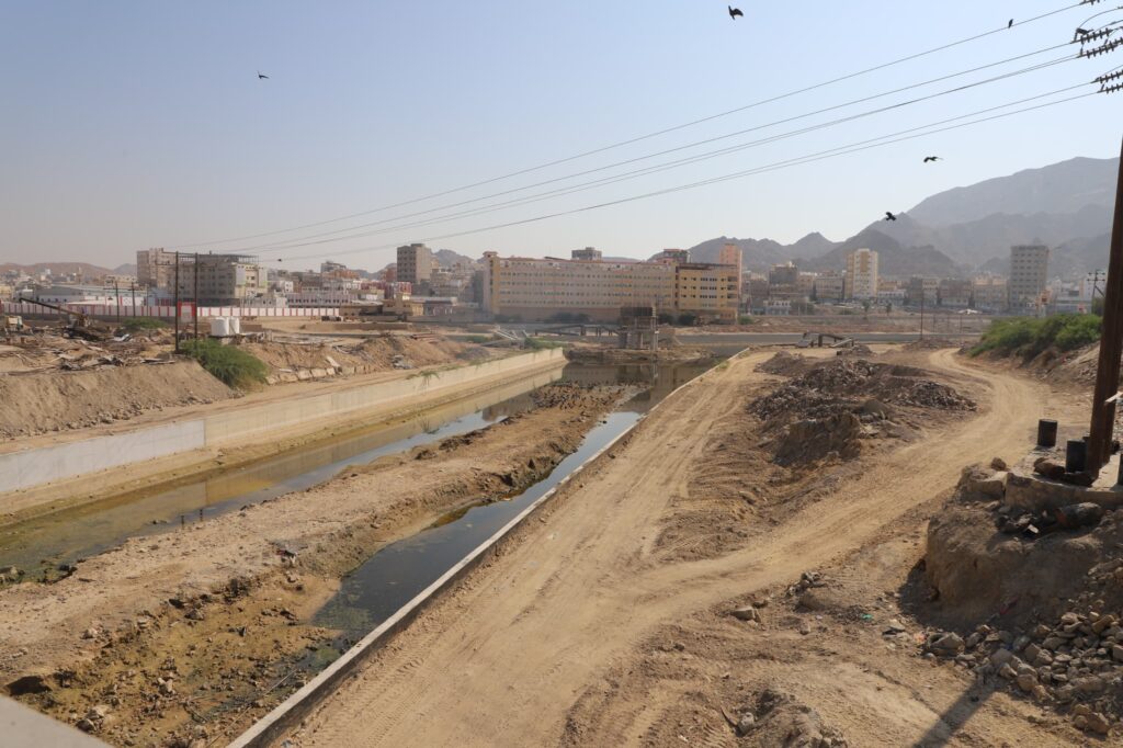 محافظ حضرموت يتفقّد جسر المنورة في المكلا بتصاميم تجمع بين الكفاءة وسرعة التنفيذ ويطلع على مستوى الانجاز في المرحلة الثانية لخور المكلا محافظ حضرموت يتفقّد جسر المنورة في المكلا بتصاميم تجمع بين الكفاءة وسرعة التنفيذ ويطلع على مستوى الانجاز في المرحلة الثانية لخور المكلا