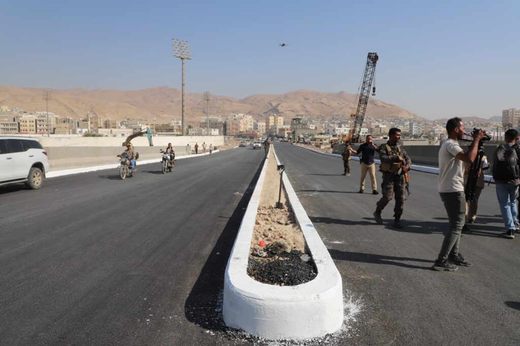 محافظ حضرموت يتفقّد جسر المنورة في المكلا بتصاميم تجمع بين الكفاءة وسرعة التنفيذ ويطلع على مستوى الانجاز في المرحلة الثانية لخور المكلا محافظ حضرموت يتفقّد جسر المنورة في المكلا بتصاميم تجمع بين الكفاءة وسرعة التنفيذ ويطلع على مستوى الانجاز في المرحلة الثانية لخور المكلا