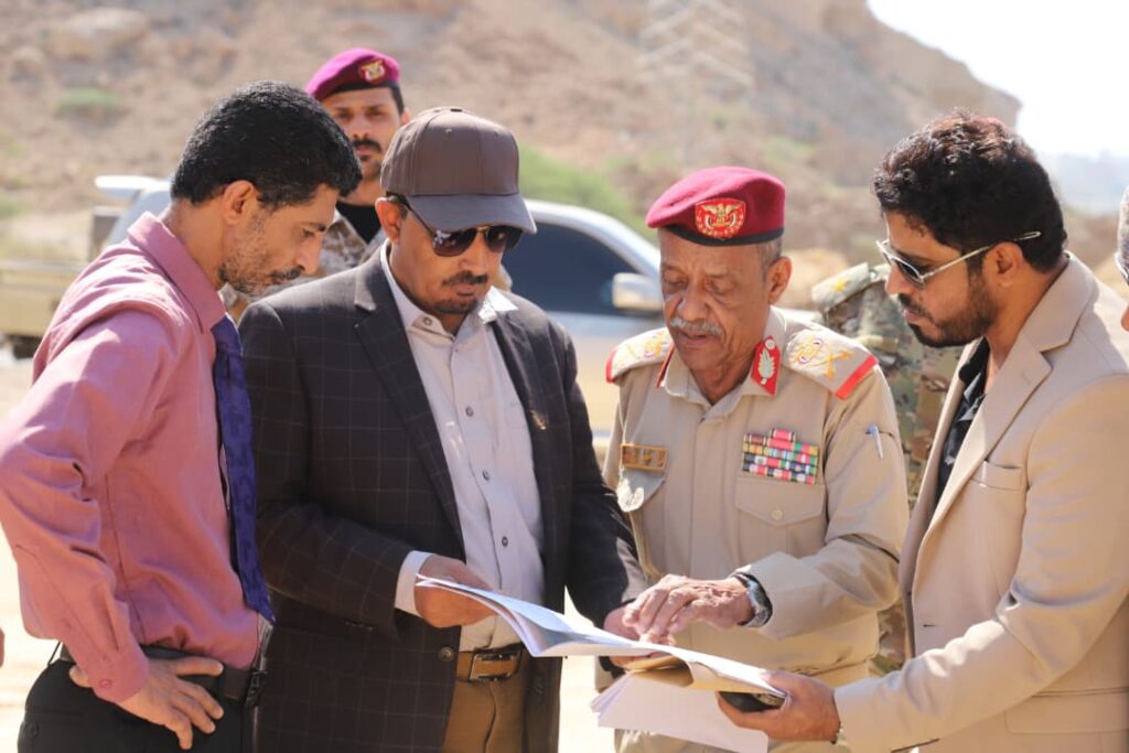 محافظ حضرموت وقائد المنطقة العسكرية الثانية يطلعان على مخطط أراضي شهداء حضرموت محافظ حضرموت وقائد المنطقة العسكرية الثانية يطلعان على مخطط أراضي شهداء حضرموت