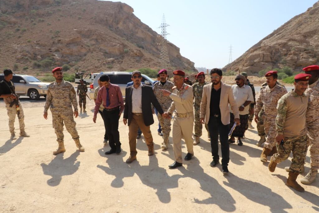 محافظ حضرموت وقائد المنطقة العسكرية الثانية يطلعان على مخطط أراضي شهداء حضرموت محافظ حضرموت وقائد المنطقة العسكرية الثانية يطلعان على مخطط أراضي شهداء حضرموت