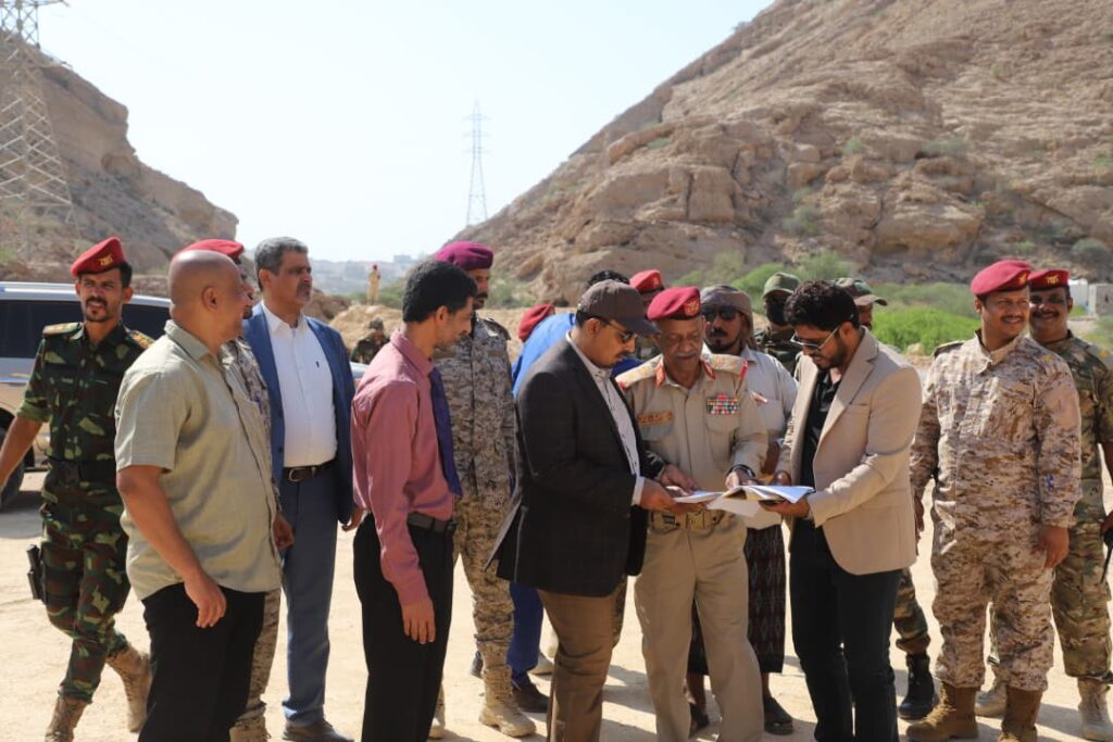 محافظ حضرموت وقائد المنطقة العسكرية الثانية يطلعان على مخطط أراضي شهداء حضرموت محافظ حضرموت وقائد المنطقة العسكرية الثانية يطلعان على مخطط أراضي شهداء حضرموت