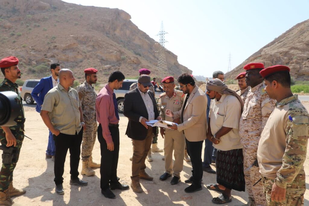 محافظ حضرموت وقائد المنطقة العسكرية الثانية يطلعان على مخطط أراضي شهداء حضرموت محافظ حضرموت وقائد المنطقة العسكرية الثانية يطلعان على مخطط أراضي شهداء حضرموت