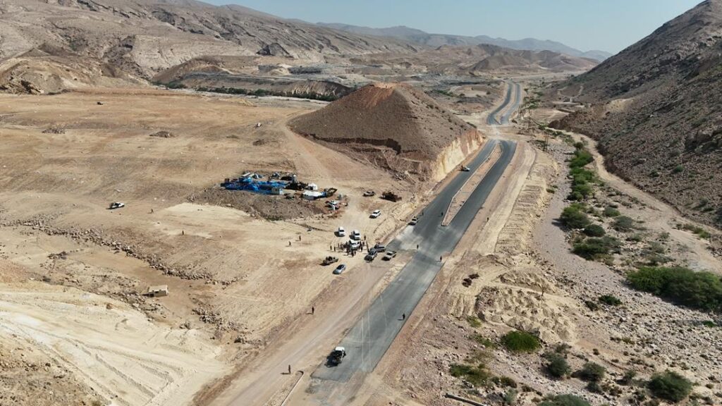 محافظ حضرموت وقائد المنطقة العسكرية الثانية يطلعان على مخطط أراضي شهداء حضرموت محافظ حضرموت وقائد المنطقة العسكرية الثانية يطلعان على مخطط أراضي شهداء حضرموت