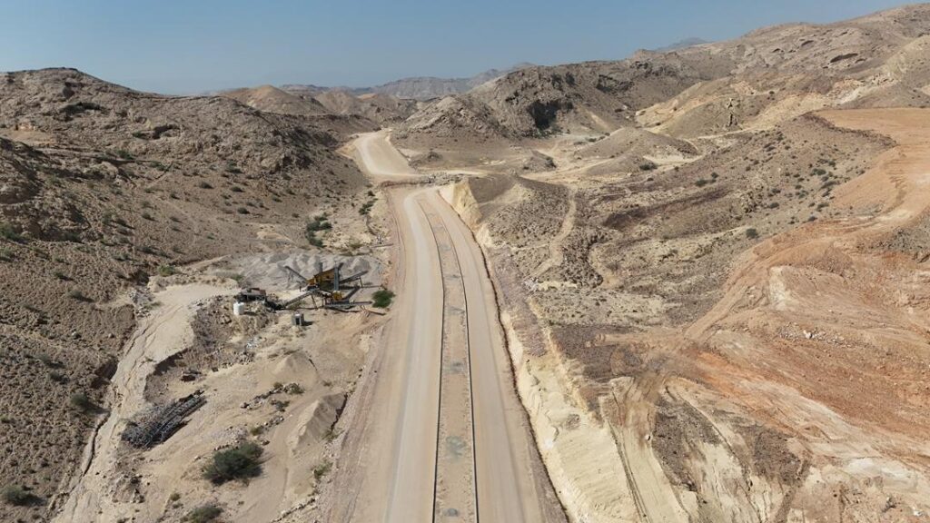 محافظ حضرموت وقائد المنطقة العسكرية الثانية يطلعان على مخطط أراضي شهداء حضرموت محافظ حضرموت وقائد المنطقة العسكرية الثانية يطلعان على مخطط أراضي شهداء حضرموت