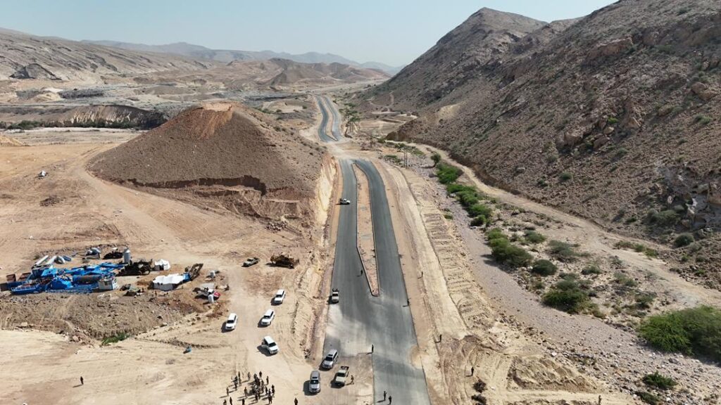 محافظ حضرموت وقائد المنطقة العسكرية الثانية يطلعان على مخطط أراضي شهداء حضرموت محافظ حضرموت وقائد المنطقة العسكرية الثانية يطلعان على مخطط أراضي شهداء حضرموت