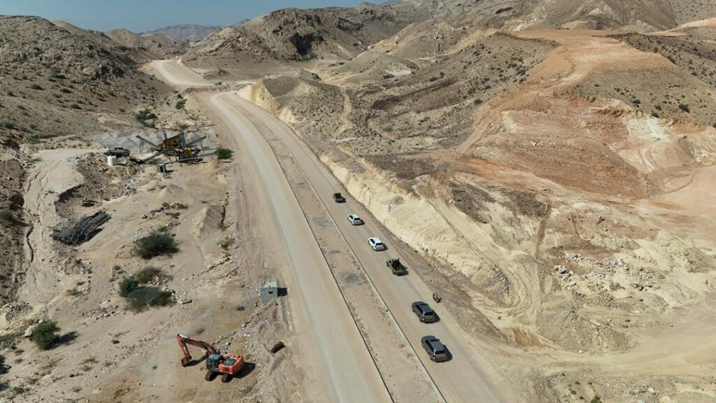 محافظ حضرموت وقائد المنطقة العسكرية الثانية يطلعان على مخطط أراضي شهداء حضرموت محافظ حضرموت وقائد المنطقة العسكرية الثانية يطلعان على مخطط أراضي شهداء حضرموت