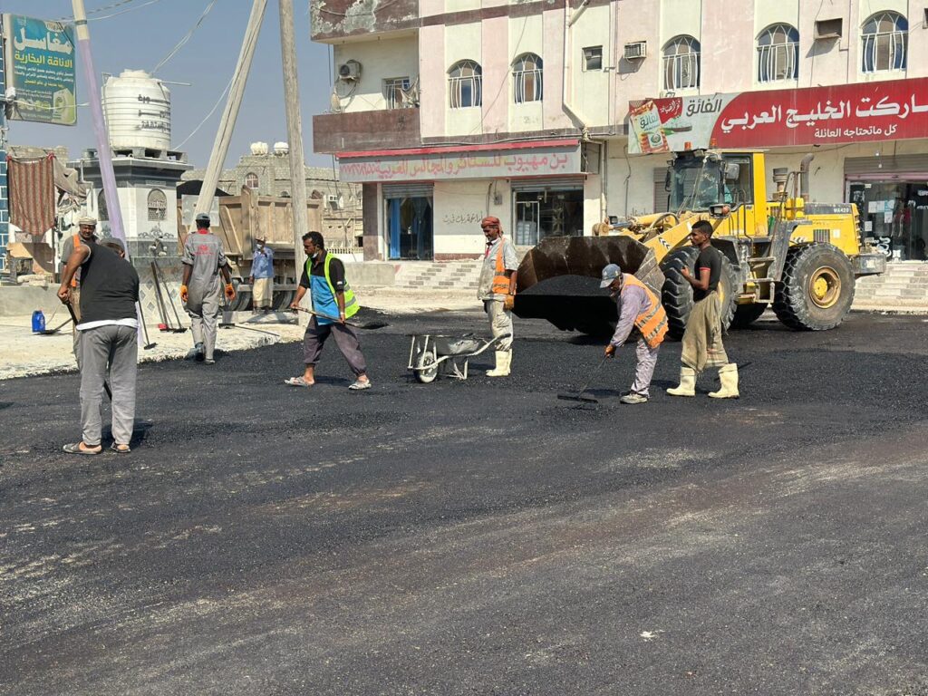 تواصل أعمال سفلتة المقاطع المتضررة والمتآكلة بشوارع مدينة الغيضة بتمويل من السلطة المحلية تواصل أعمال سفلتة المقاطع المتضررة والمتآكلة بشوارع مدينة الغيضة بتمويل من السلطة المحلية