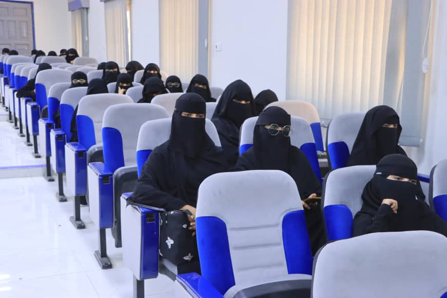 كلية الآداب واللغات بجامعة سيئون تحتضن مناظرة طلابية لثانوية الرواد الأهلية بالتنسيق مع قسم اللغة العربية كلية الآداب واللغات بجامعة سيئون تحتضن مناظرة طلابية لثانوية الرواد الأهلية بالتنسيق مع قسم اللغة العربية