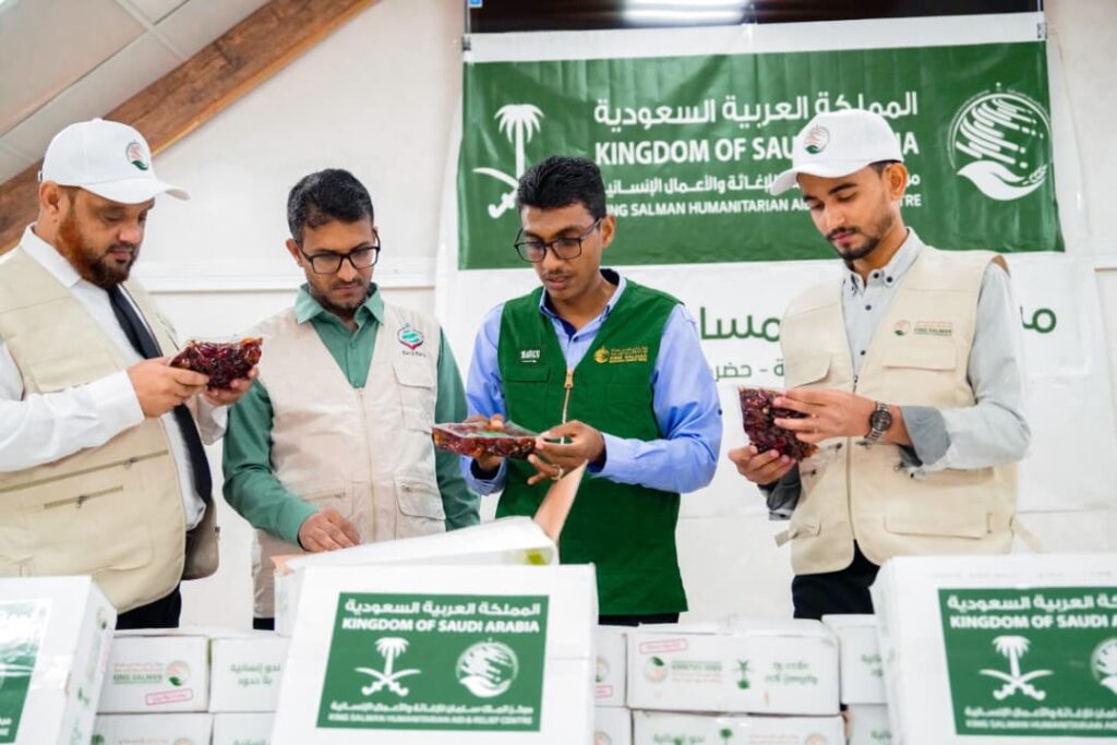 مركز الملك سلمان للإغاثة يدشّن دفعة جديدة من مشروع توزيع التمور لعام 2025م في ساحل حضرموت مركز الملك سلمان للإغاثة يدشّن دفعة جديدة من مشروع توزيع التمور لعام 2025م في ساحل حضرموت