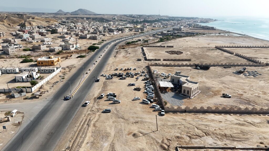 محافظ حضرموت يطلع على سير العمل في مشروعي تأهيل المدخل الغربي لمدينة الحامي وصيانة الخط الدولي (الريان - حضاتهم) محافظ حضرموت يطلع على سير العمل في مشروعي تأهيل المدخل الغربي لمدينة الحامي وصيانة الخط الدولي (الريان - حضاتهم)