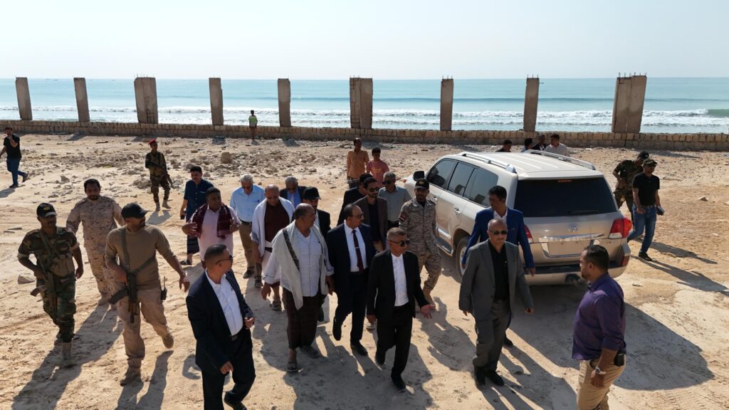 محافظ حضرموت يطلع على سير العمل في مشروعي تأهيل المدخل الغربي لمدينة الحامي وصيانة الخط الدولي (الريان - حضاتهم) محافظ حضرموت يطلع على سير العمل في مشروعي تأهيل المدخل الغربي لمدينة الحامي وصيانة الخط الدولي (الريان - حضاتهم)