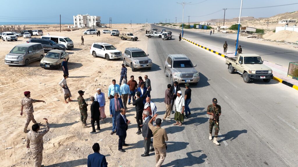 محافظ حضرموت يطلع على سير العمل في مشروعي تأهيل المدخل الغربي لمدينة الحامي وصيانة الخط الدولي (الريان - حضاتهم) محافظ حضرموت يطلع على سير العمل في مشروعي تأهيل المدخل الغربي لمدينة الحامي وصيانة الخط الدولي (الريان - حضاتهم)