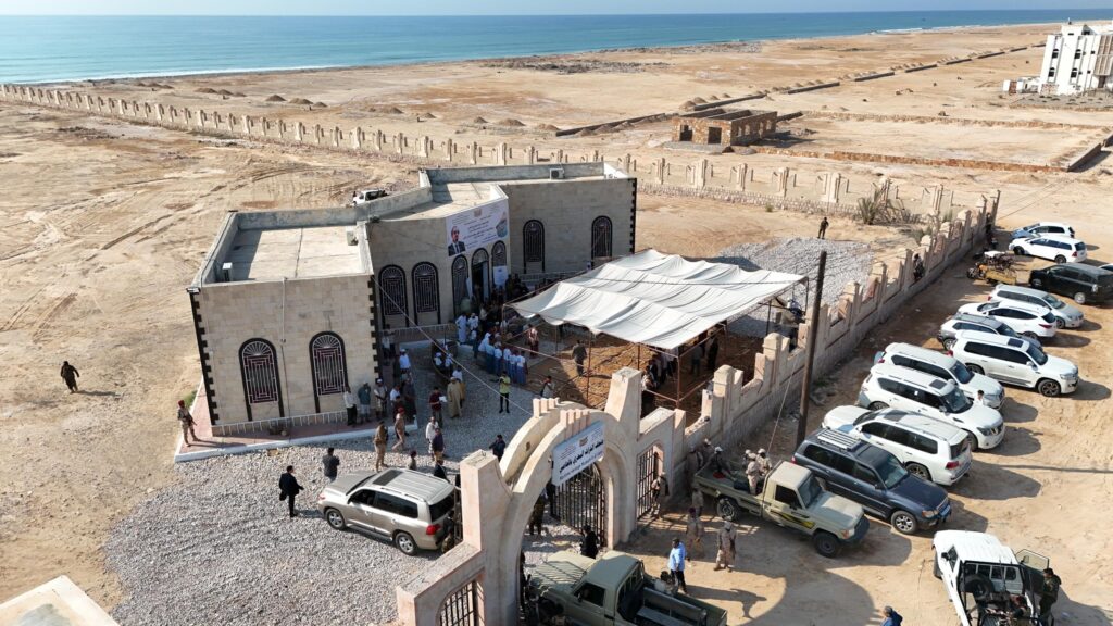 محافظ حضرموت يطلع على سير العمل في مشروعي تأهيل المدخل الغربي لمدينة الحامي وصيانة الخط الدولي (الريان - حضاتهم) محافظ حضرموت يطلع على سير العمل في مشروعي تأهيل المدخل الغربي لمدينة الحامي وصيانة الخط الدولي (الريان - حضاتهم)