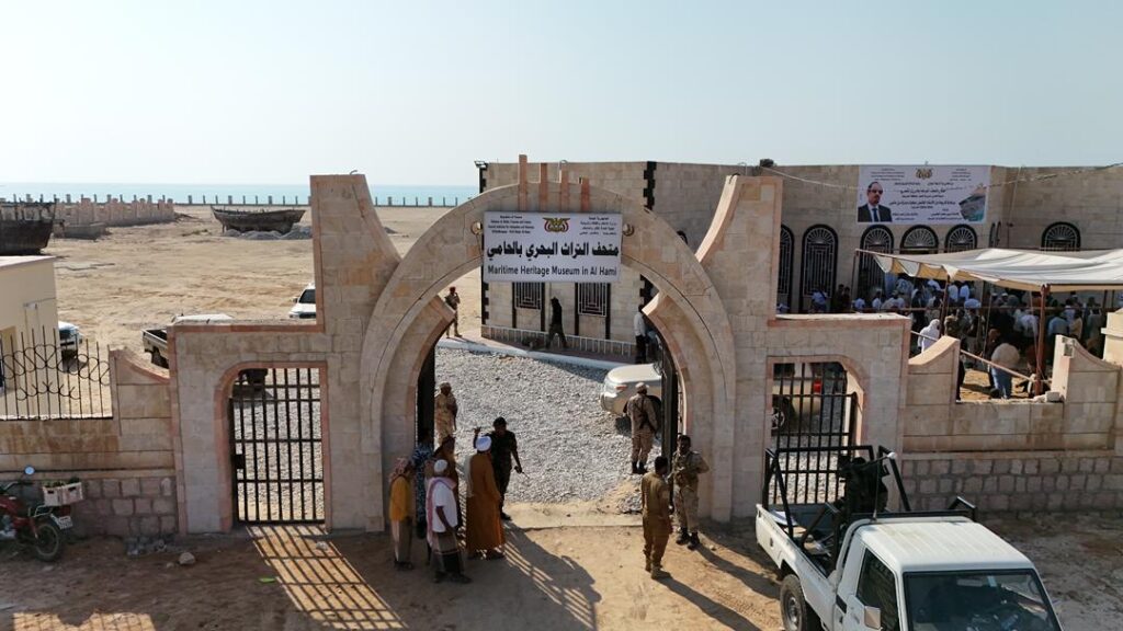 محافظ حضرموت يطلع على سير العمل في مشروعي تأهيل المدخل الغربي لمدينة الحامي وصيانة الخط الدولي (الريان - حضاتهم) محافظ حضرموت يطلع على سير العمل في مشروعي تأهيل المدخل الغربي لمدينة الحامي وصيانة الخط الدولي (الريان - حضاتهم)