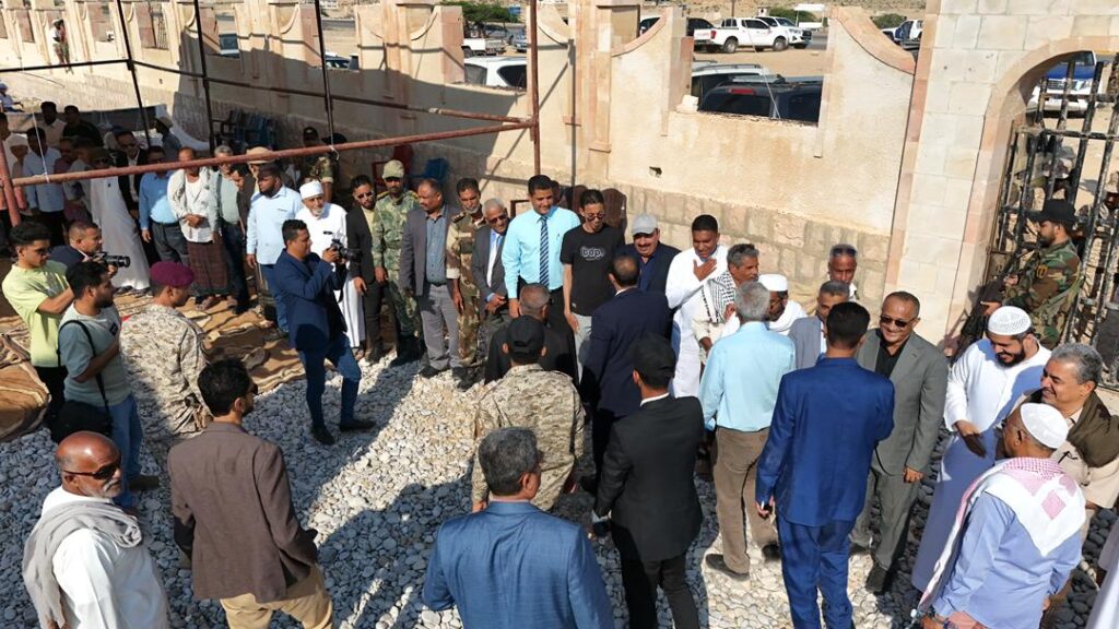 محافظ حضرموت يطلع على سير العمل في مشروعي تأهيل المدخل الغربي لمدينة الحامي وصيانة الخط الدولي (الريان - حضاتهم) محافظ حضرموت يطلع على سير العمل في مشروعي تأهيل المدخل الغربي لمدينة الحامي وصيانة الخط الدولي (الريان - حضاتهم)