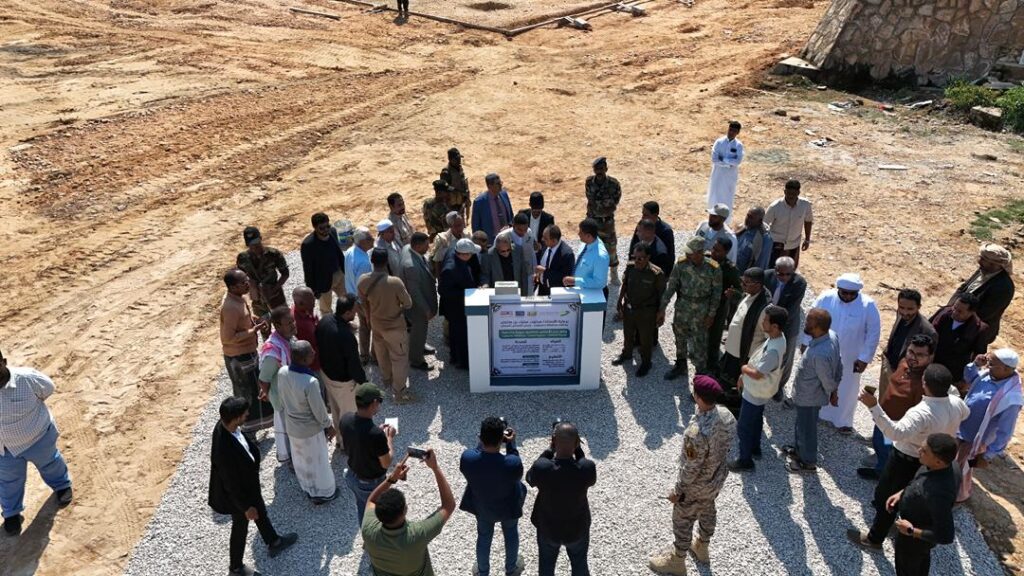 محافظ حضرموت يضع حجر الأساس لمشروع المياه بالطاقة المتجددة بمديرية الديس الشرقية محافظ حضرموت يضع حجر الأساس لمشروع المياه بالطاقة المتجددة بمديرية الديس الشرقية
