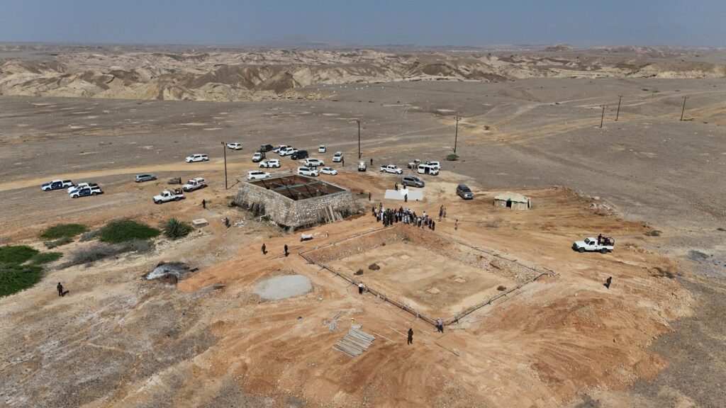 محافظ حضرموت يضع حجر الأساس لمشروع المياه بالطاقة المتجددة بمديرية الديس الشرقية محافظ حضرموت يضع حجر الأساس لمشروع المياه بالطاقة المتجددة بمديرية الديس الشرقية