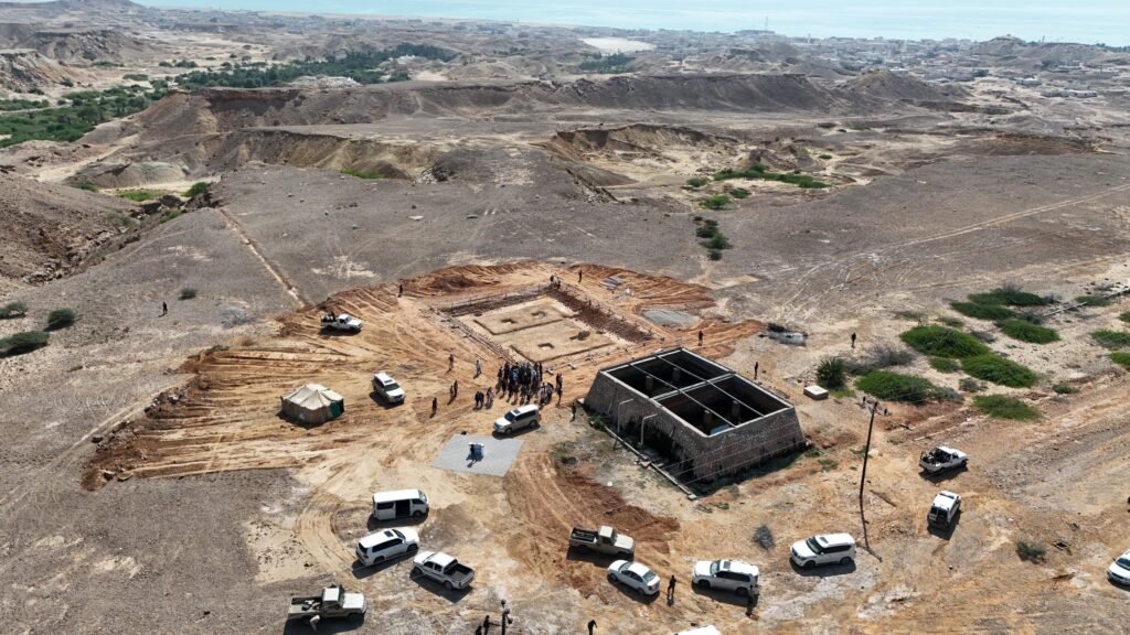 محافظ حضرموت يضع حجر الأساس لمشروع المياه بالطاقة المتجددة بمديرية الديس الشرقية محافظ حضرموت يضع حجر الأساس لمشروع المياه بالطاقة المتجددة بمديرية الديس الشرقية