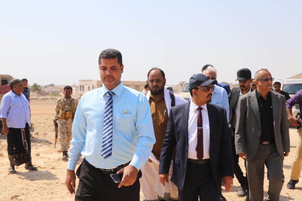 محافظ حضرموت يضع حجر الأساس لمشروع المياه بالطاقة المتجددة بمديرية الديس الشرقية محافظ حضرموت يضع حجر الأساس لمشروع المياه بالطاقة المتجددة بمديرية الديس الشرقية
