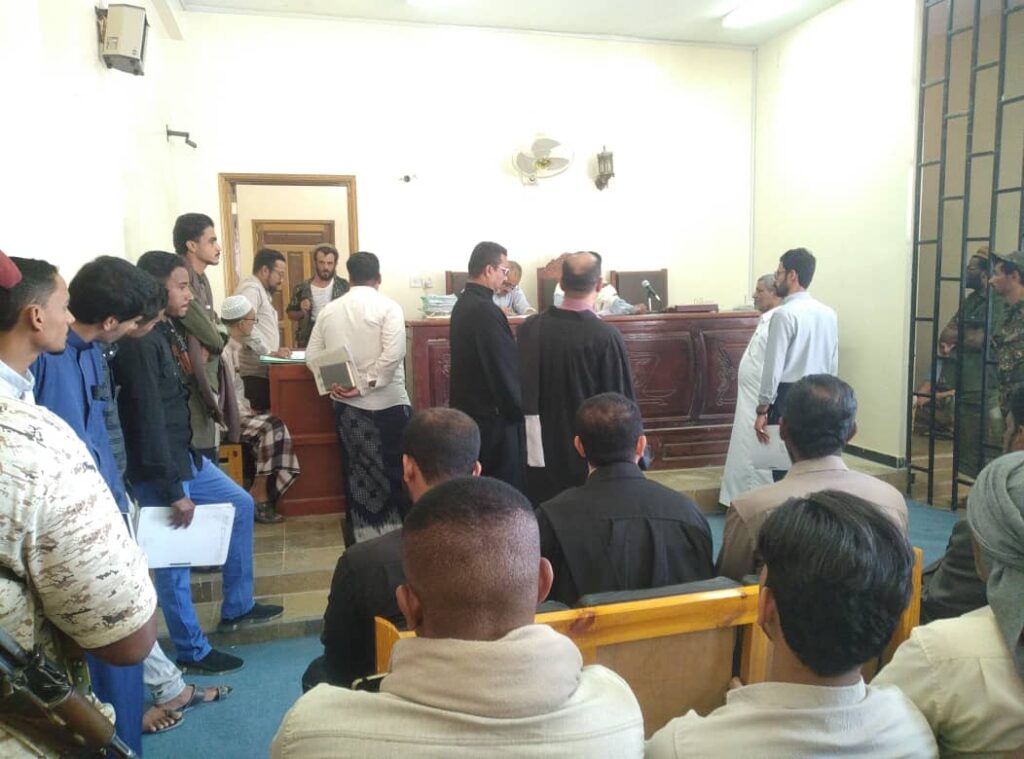 في قضية شغلت الرأي العام كثيراً في حضرموت…محكمة تريم تعقد جلستها العلنية الأولى لمحاكمة المتهم في قضية مقتل شهيد الثورة بتريم الشاب محمد يادين في قضية شغلت الرأي العام كثيراً في حضرموت…محكمة تريم تعقد جلستها العلنية الأولى لمحاكمة المتهم في قضية مقتل شهيد الثورة بتريم الشاب محمد يادين