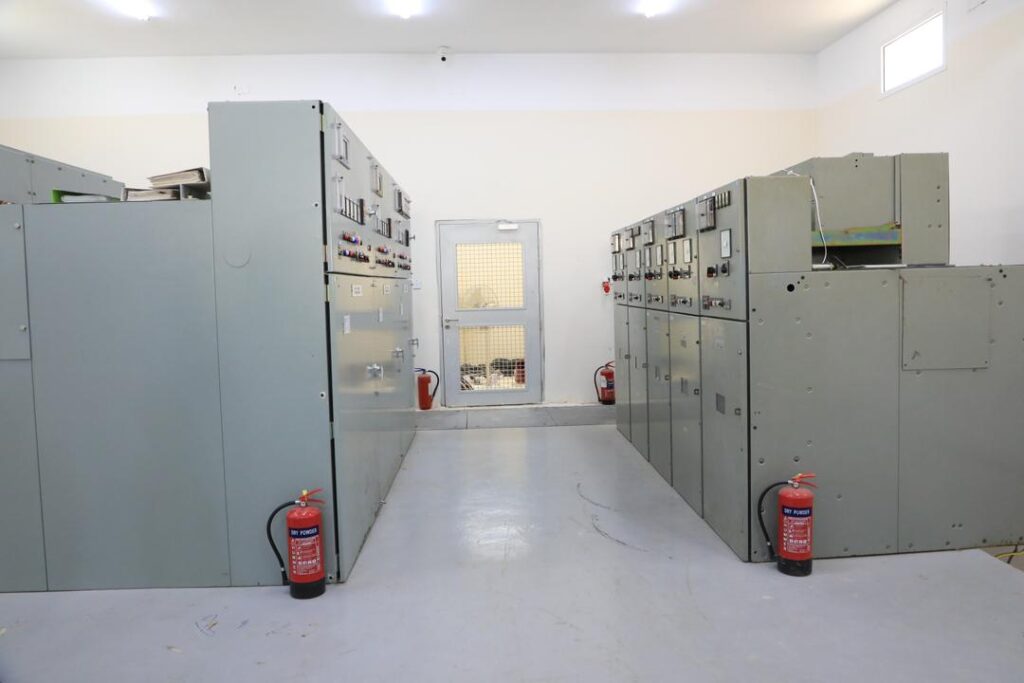 محافظ حضرموت يُدشّن مشاريعًا كهربائية حيوية بقدرة 61.5 ميجافولت أمبير لتخفيف الأحمال وتحسين الخدمة بمديرية المكلا محافظ حضرموت يُدشّن مشاريعًا كهربائية حيوية بقدرة 61.5 ميجافولت أمبير لتخفيف الأحمال وتحسين الخدمة بمديرية المكلا