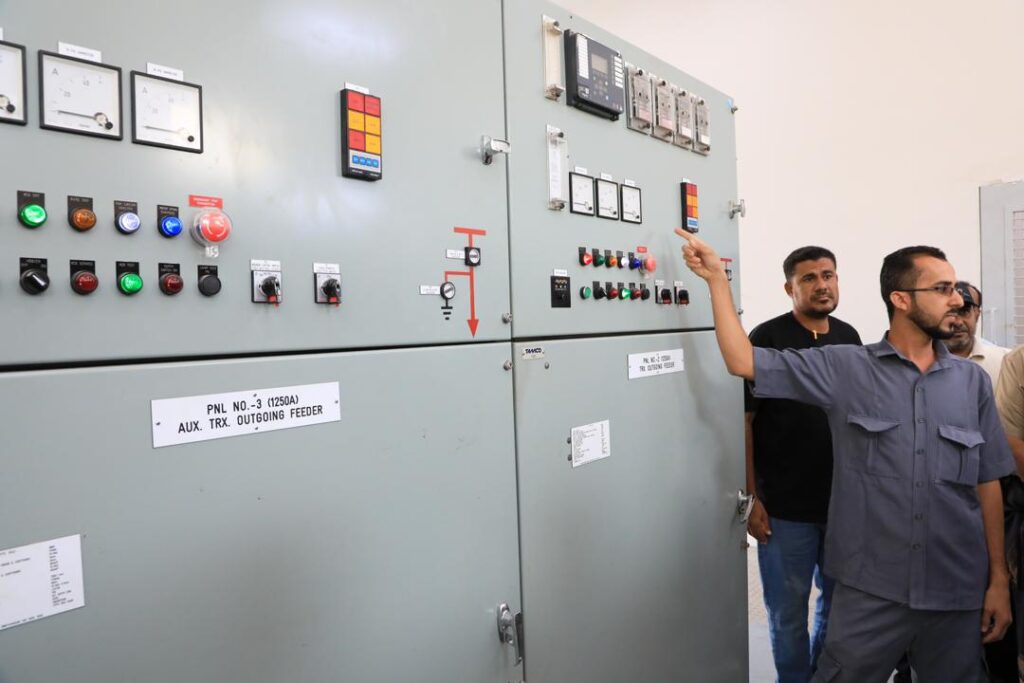 محافظ حضرموت يُدشّن مشاريعًا كهربائية حيوية بقدرة 61.5 ميجافولت أمبير لتخفيف الأحمال وتحسين الخدمة بمديرية المكلا محافظ حضرموت يُدشّن مشاريعًا كهربائية حيوية بقدرة 61.5 ميجافولت أمبير لتخفيف الأحمال وتحسين الخدمة بمديرية المكلا