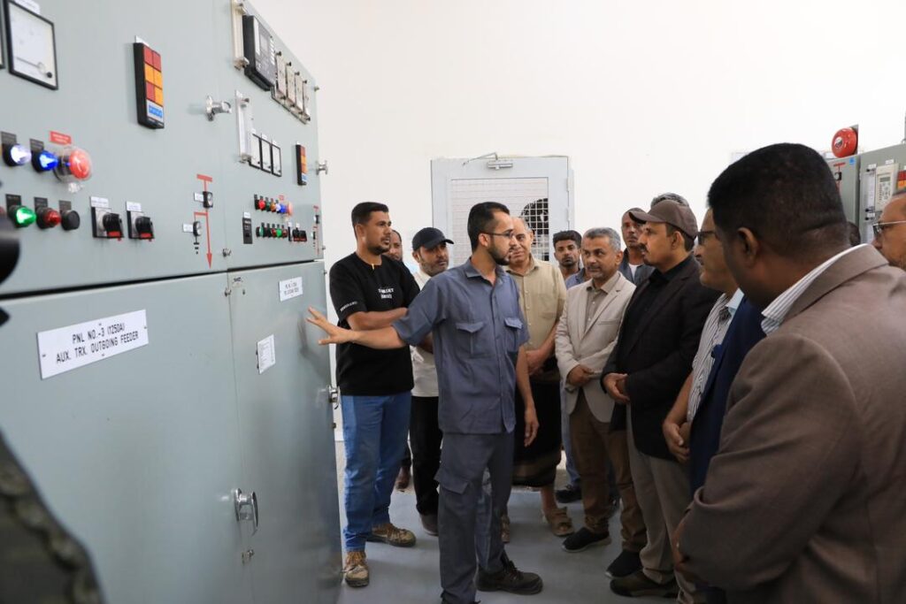 محافظ حضرموت يُدشّن مشاريعًا كهربائية حيوية بقدرة 61.5 ميجافولت أمبير لتخفيف الأحمال وتحسين الخدمة بمديرية المكلا محافظ حضرموت يُدشّن مشاريعًا كهربائية حيوية بقدرة 61.5 ميجافولت أمبير لتخفيف الأحمال وتحسين الخدمة بمديرية المكلا