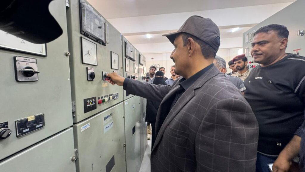 محافظ حضرموت يُدشّن مشاريعًا كهربائية حيوية بقدرة 61.5 ميجافولت أمبير لتخفيف الأحمال وتحسين الخدمة بمديرية المكلا محافظ حضرموت يُدشّن مشاريعًا كهربائية حيوية بقدرة 61.5 ميجافولت أمبير لتخفيف الأحمال وتحسين الخدمة بمديرية المكلا