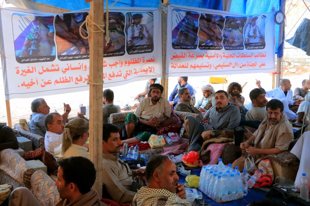 الغيضة: الوكيل محمد معوضة يستقبل الشيخ محمد كده مخيم الاعتصام في قضية الطفل الجرادي الغيضة: الوكيل محمد معوضة يستقبل الشيخ محمد كده مخيم الاعتصام في قضية الطفل الجرادي