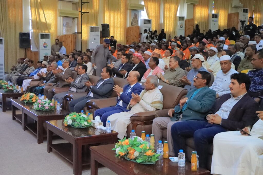 في احتفاله باختتام فعاليات اليوم العالمي للنظافة ..الصندوق و وكيل حضرموت الوادي يكرمان المبدعين والمتميزين من مهندسي النظافة في احتفاله باختتام فعاليات اليوم العالمي للنظافة ..الصندوق و وكيل حضرموت الوادي يكرمان المبدعين والمتميزين من مهندسي النظافة