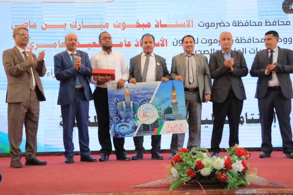 في احتفاله باختتام فعاليات اليوم العالمي للنظافة ..الصندوق و وكيل حضرموت الوادي يكرمان المبدعين والمتميزين من مهندسي النظافة في احتفاله باختتام فعاليات اليوم العالمي للنظافة ..الصندوق و وكيل حضرموت الوادي يكرمان المبدعين والمتميزين من مهندسي النظافة