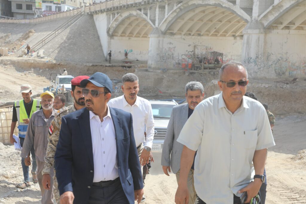 محافظ حضرموت يتفقد العمل بمشروع المرحلة الثانية لخور المكلا التي قاربت الـ 70% ويوجّه بإزالة العوائق التي تعترض سرعة الانجاز محافظ حضرموت يتفقد العمل بمشروع المرحلة الثانية لخور المكلا التي قاربت الـ 70% ويوجّه بإزالة العوائق التي تعترض سرعة الانجاز