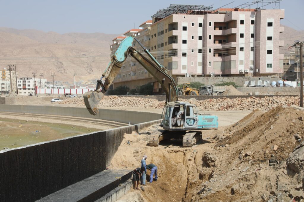 محافظ حضرموت يتفقد العمل بمشروع المرحلة الثانية لخور المكلا التي قاربت الـ 70% ويوجّه بإزالة العوائق التي تعترض سرعة الانجاز محافظ حضرموت يتفقد العمل بمشروع المرحلة الثانية لخور المكلا التي قاربت الـ 70% ويوجّه بإزالة العوائق التي تعترض سرعة الانجاز