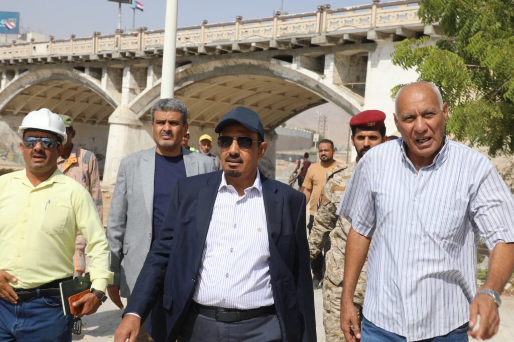 محافظ حضرموت يتفقد العمل بمشروع المرحلة الثانية لخور المكلا التي قاربت الـ 70% ويوجّه بإزالة العوائق التي تعترض سرعة الانجاز محافظ حضرموت يتفقد العمل بمشروع المرحلة الثانية لخور المكلا التي قاربت الـ 70% ويوجّه بإزالة العوائق التي تعترض سرعة الانجاز