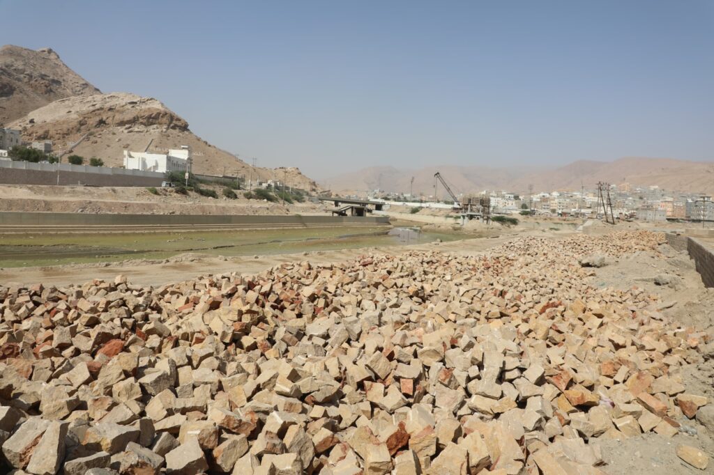 محافظ حضرموت يتفقد العمل بمشروع المرحلة الثانية لخور المكلا التي قاربت الـ 70% ويوجّه بإزالة العوائق التي تعترض سرعة الانجاز محافظ حضرموت يتفقد العمل بمشروع المرحلة الثانية لخور المكلا التي قاربت الـ 70% ويوجّه بإزالة العوائق التي تعترض سرعة الانجاز