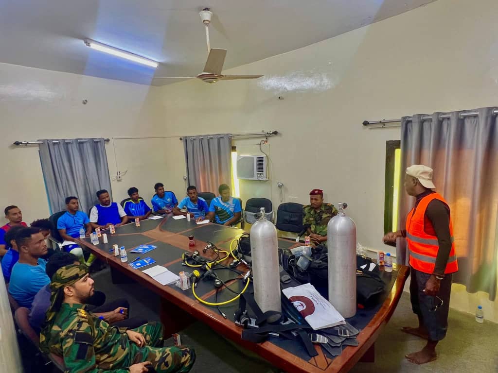 برعاية محافظ حضرموت رئيس اللجنة الأمنية .. خفر السواحل تدشن بالمكلا دورة تدريبية متقدمة في الغوص والإنقاذ البحري لعدد من أبناء وادي حضرموت برعاية محافظ حضرموت رئيس اللجنة الأمنية .. خفر السواحل تدشن بالمكلا دورة تدريبية متقدمة في الغوص والإنقاذ البحري لعدد من أبناء وادي حضرموت