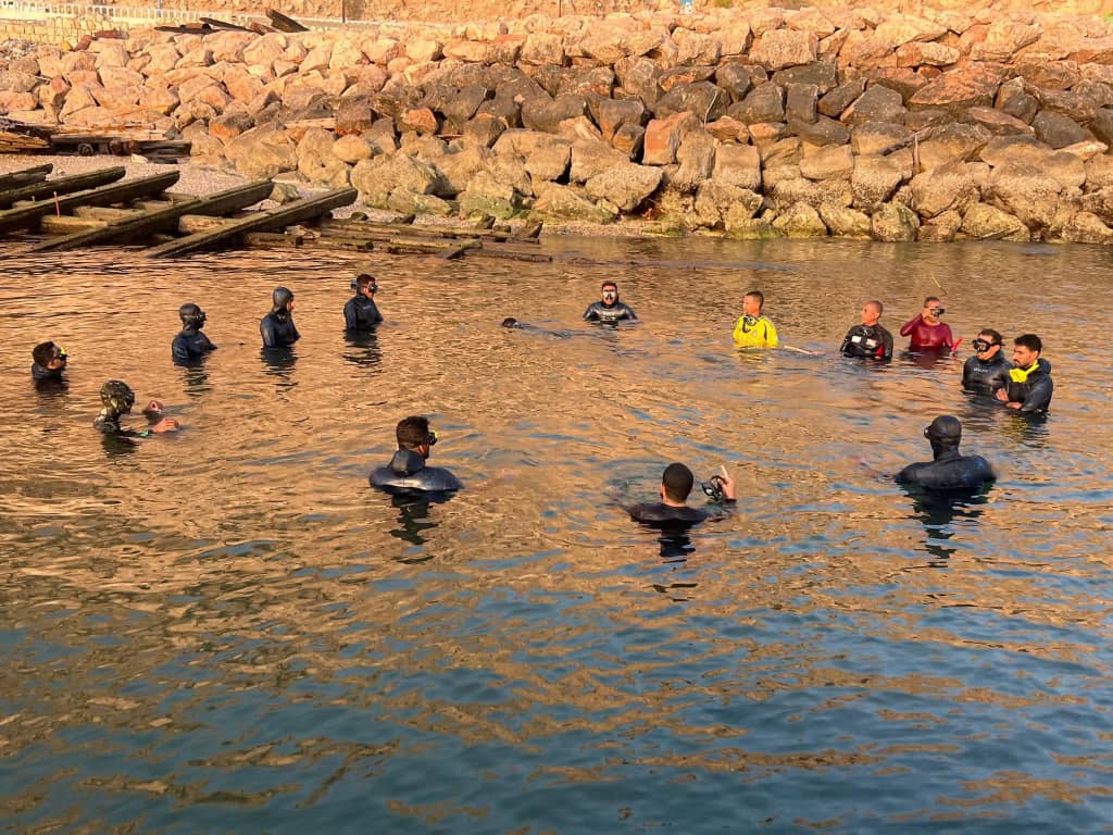 برعاية محافظ حضرموت رئيس اللجنة الأمنية .. خفر السواحل تدشن بالمكلا دورة تدريبية متقدمة في الغوص والإنقاذ البحري لعدد من أبناء وادي حضرموت برعاية محافظ حضرموت رئيس اللجنة الأمنية .. خفر السواحل تدشن بالمكلا دورة تدريبية متقدمة في الغوص والإنقاذ البحري لعدد من أبناء وادي حضرموت